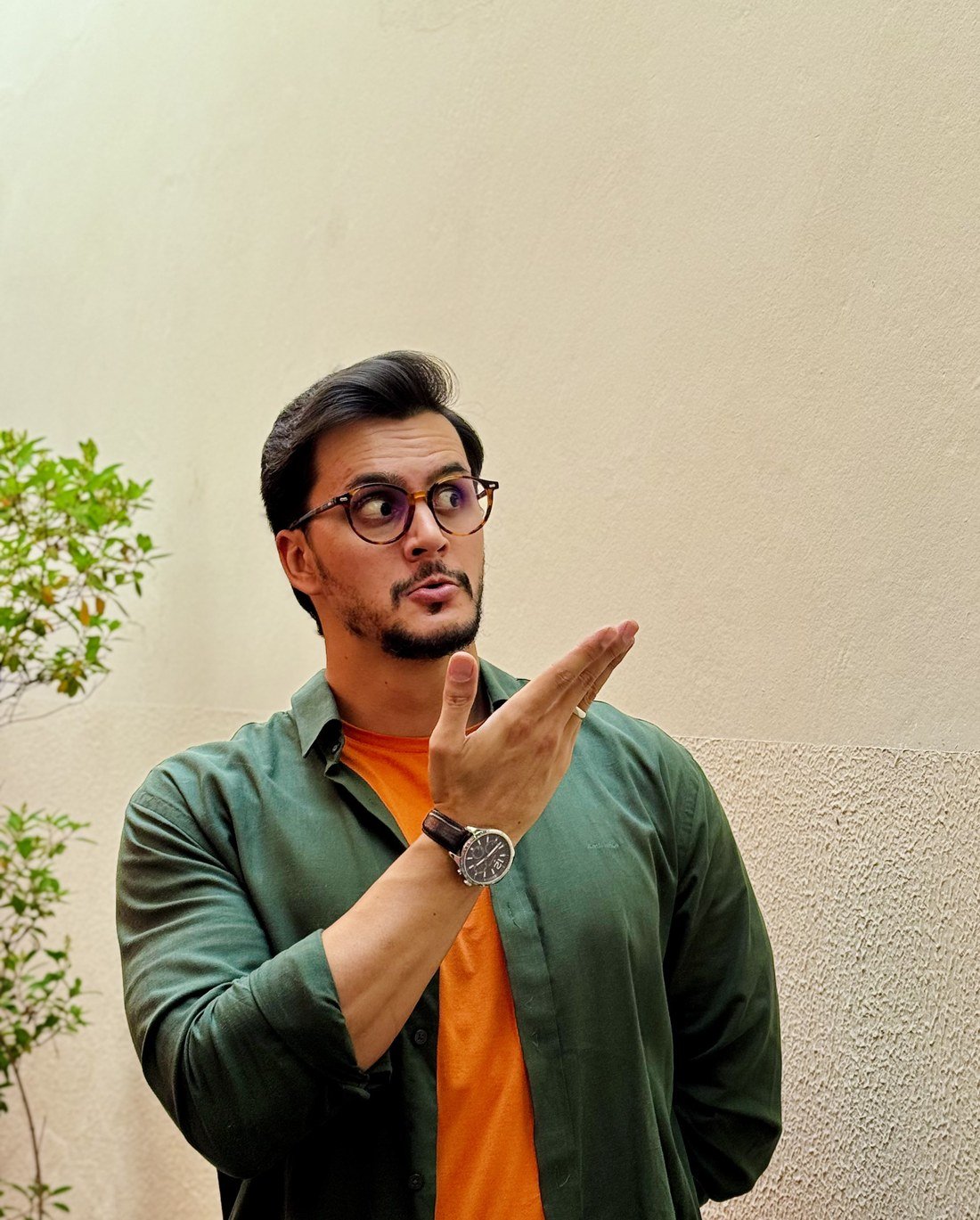 Terapeuta Junior em um momento de conversa, gesticulando