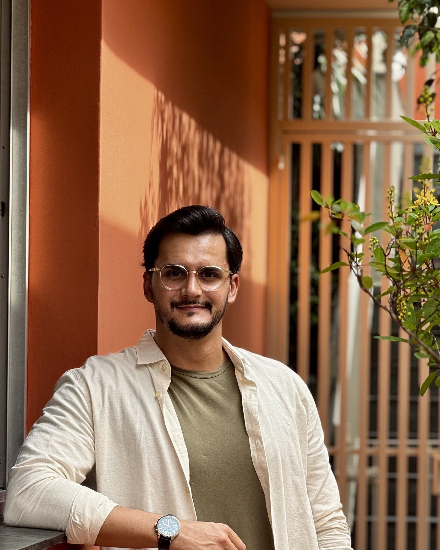 Terapeuta Junior, em ambiente externo, com expressão tranquila